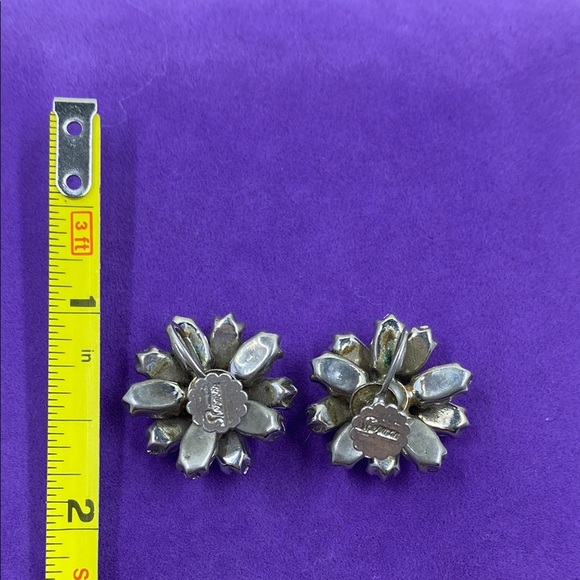 💛 Vintage Sherman White Crystal Floral Screw Back Earrings - Picture 3 of 5